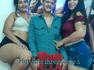 Hot_girls_threesome_x